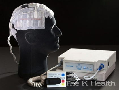 전기장 종양치료기를 머리에 착용한 모형과 주변 장치. 이 장치는 휴대할 수 있고, 일반 전원으로 충전 가능하다. 현재 미국에서는 FDA 승인 하에 교모세포종 환자의 치료에 쓰이고 있다.(사진제공 : 서울대병원)
