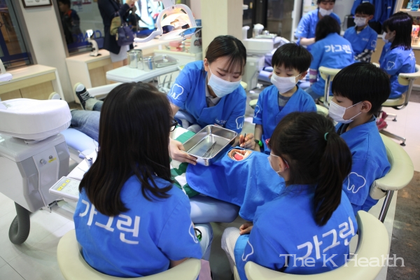 직업체험 테마파크 키자니아 서울에서 실시한 어린이 직업체험 활동에서 어린이들이 치과의사가 되어 충치와 잇몸질환을 치료를 하고 있다.