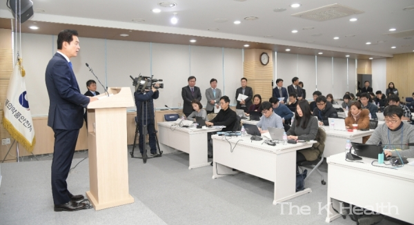 식약처의 2019년 주요 업무추진계획을 발표하고 있는 류영진 처장.
