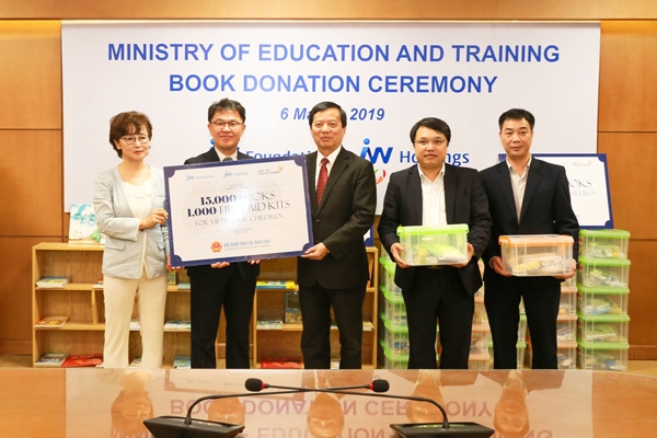 중외학술복지재단은 베트남 하노이 소재 교육훈련부에서 ‘어린이 도서 기증식’을 가졌다.