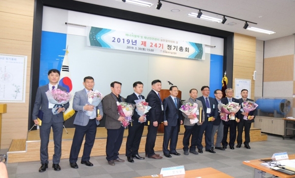 삼진제약 지대식 과장(좌측 첫 번째)이 한국에너지공단 이사장 표창을 수상하고 있다.