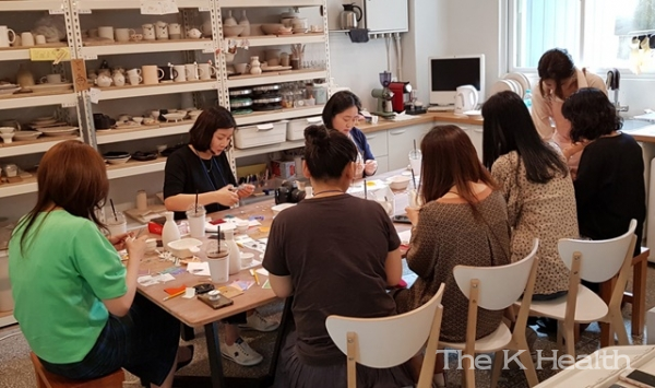 지난 5일 열린 ‘나만의 도자기 만들기’ 훼라민퀸 원데이 클래스 모습(사진 제공 : 동국제약)