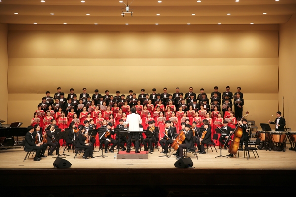지난 13일 유니버설아트센터 대극장에서 개최된 제12회 대원하모니 정기연주회에서 대원하모니 합창단과 하트하트오케스트라 단원들이 협연하고 있다.