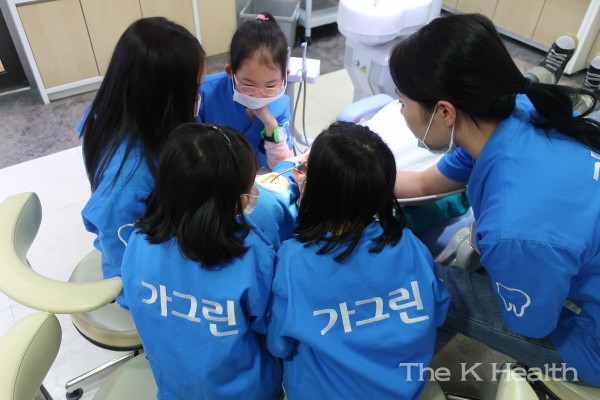 키자니아 서울 가그린 치과에서 어린이들이 치과의사가 되어 환자들을 진료하고 있다.(사진제공 : 동아제약)