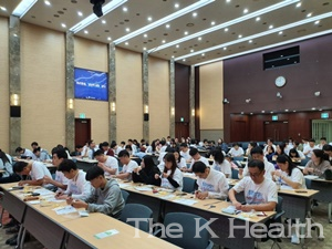 한국조혈모세포은행협회는 푸르덴셜사회공헌재단은 푸르덴셜타워 대회의실에서  히크만주머니 만들기 봉사활동을 가졌다.(사진 제공 : 한국조혈모세포은행협회)
