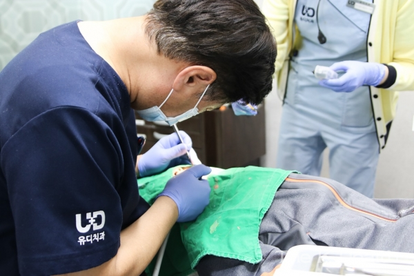 유디계산치과의원 대표원장이 박 모군(12세)을 진료하고 있는 모습.(사진제공 : 유디치과)