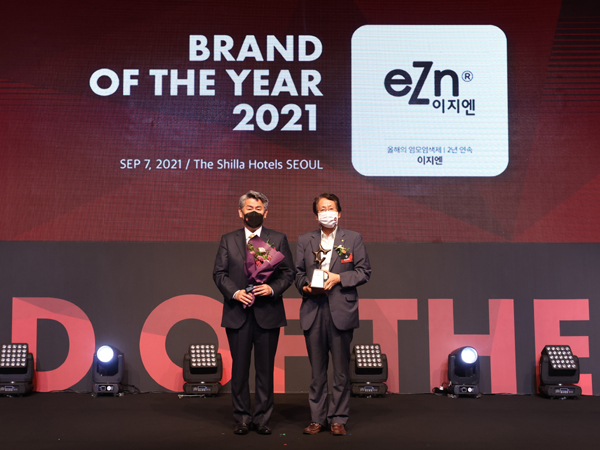 동성제약의 '이지엔'이 올해의 브랜드 대상에서 한국, 중국 염모제 부문 1위를 수상했다.