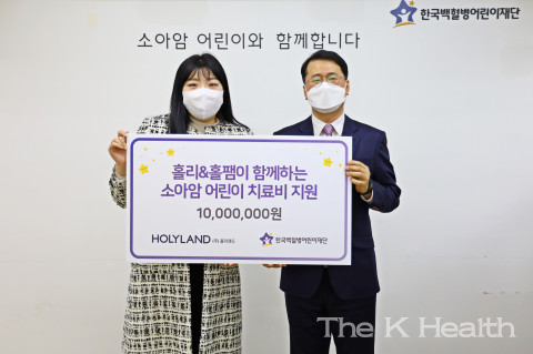 기부금 전달식에 참여한 유튜브 크리에이터 홀리(왼쪽), 한국백혈병어린이재단 서선원 사무총장.