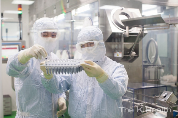 SK바이오사이언스 직원이 안동 L하우스에서 생산된 뉴백소비드를 검수하고 있다(사진제공 : SK바이오사이언스)