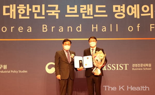 스위스그랜드호텔에서 진행된 ‘2022 대한민국 브랜드 명예의전당(6th Korea Brand Hall of Fame)’ 시상식. 산업정책연구원 박기찬 원장(좌)과 동국제약 OTC마케팅부 주병현 부장(사진제공 : 동국제약)