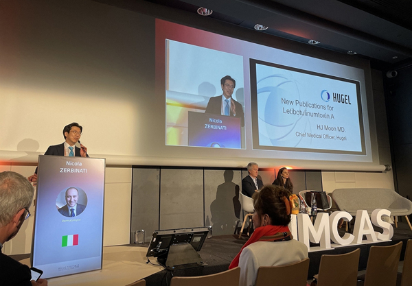 사진설명 : 휴젤은 지난 3일부터 5일까지 프랑스에서 진행된 ‘IMCAS World Congress 2022’에 참가, 3일 휴젤 의학본부 문형진 부사장이 발표를 진행하고 있다. (사진 제공 : 휴젤)