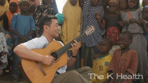 국경없는의사회 니제르 마가리아 병원을 방문해 기타 연주하는 드니성호(사진제공 : 국경없는의사회)