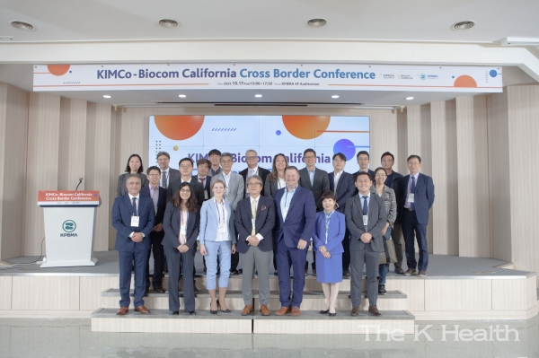 'KIMCo재단·바이오컴 캘리포니아 크로스보더 컨퍼런스' 참석자들이 기념 사진을 찍고 있다(사진제공 : KIMCo재단)