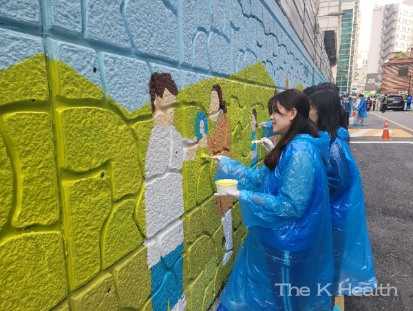 지난 3일, 동아쏘시오그룹 임직원들이 동대문구 휘경동 회기역 일대에서 벽화 그리기 봉사활동을 하고 있다(사진제공 : 동아쏘시오그룹)