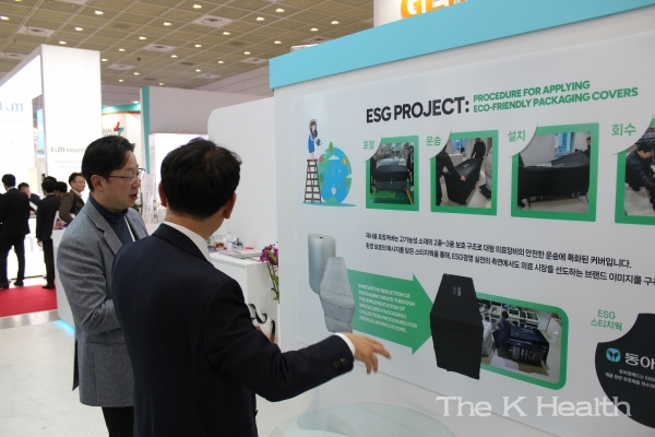 'KIMES 2024'에서 동아참메드 김민영 사장이 고객사 직원에게 동아참메드의 ESG PROJECT에 대해 설명하고 있다(사진제공 : 동아참메드)