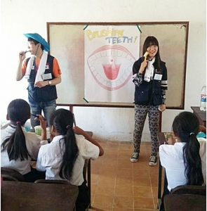 유디치과, 캄보디아 학생들에게 구강건강용품 전달