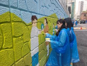 동아쏘시오그룹, 희망의 메시지 담은 벽화 그리기 봉사 진행